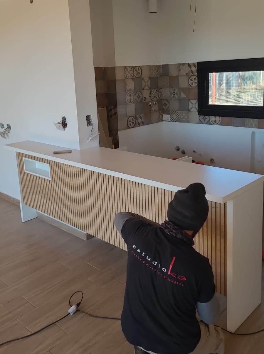 Cocina en madera y blanco