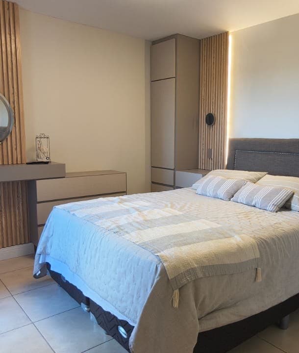 Dormitorio con rack y placard